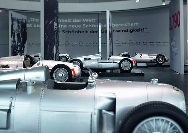 Verblüffende Perspektive: Wie in einer Startaufstellung wirken die Silberpfeile im Audi museum mobile. 